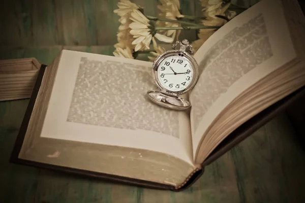 Relógio de bolso sobre a idade Livro Fundo, Tempo — Fotografia de Stock