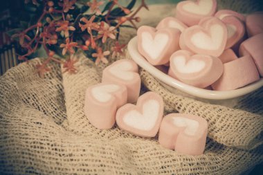 Beyaz eşya içinde renkli tatlı lokum