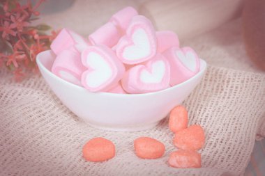 Beyaz eşya içinde renkli tatlı lokum