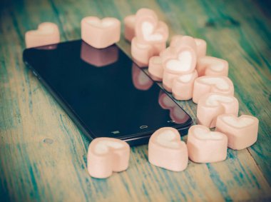 Kalp şekli akıllı telefon ile kavrulmuş lokum gibiydi 