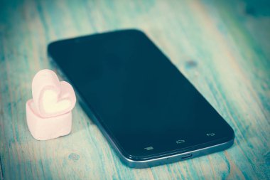 Kalp şekli akıllı telefon ile kavrulmuş lokum gibiydi 