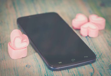 Kalp şekli akıllı telefon ile kavrulmuş lokum gibiydi 