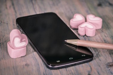 Kalp şekli wood.selective f akıllı telefon ile kavrulmuş lokum gibiydi