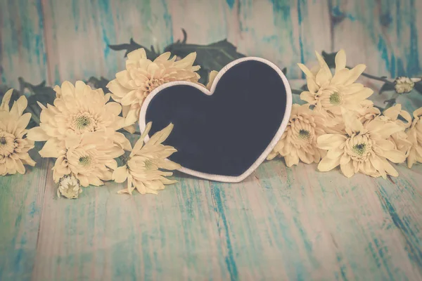 The heart shape on wood with flowers — Stock Photo, Image