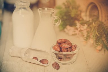Badem masada sütlü karamel. Seçici odak, sığ Dof