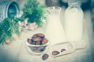 Badem masada sütlü karamel. Seçici odak, sığ Dof