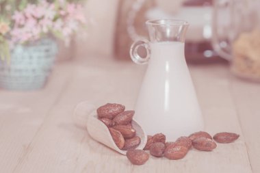 Badem masada sütlü karamel. Seçici odak, sığ Dof