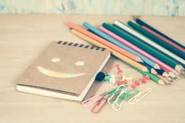 renk kalem masada olan minyatür modeli ev