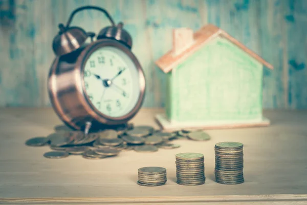 Pila de monedas y despertador en el fondo, concepto de negocio —  Fotos de Stock