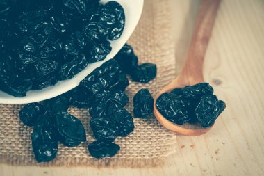 Siyah kuru üzüm ya da ahşap üzerine kuru üzüm 