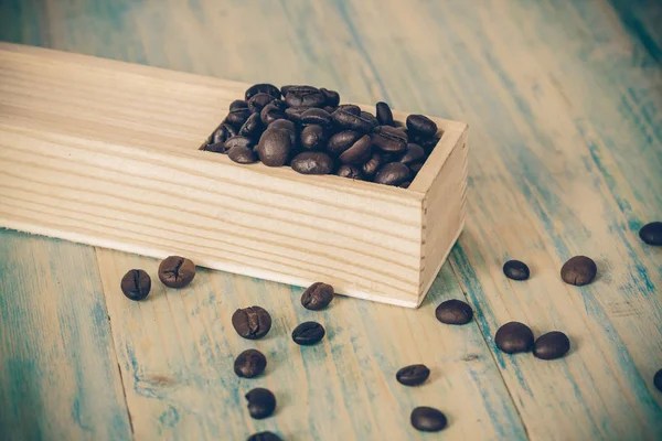 Grains de café sur table en bois — Photo