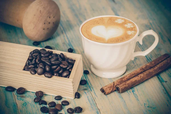 Coffee beans on wood table — Stock Photo, Image