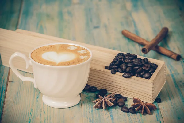 Coffee beans on wood table — Stock Photo, Image