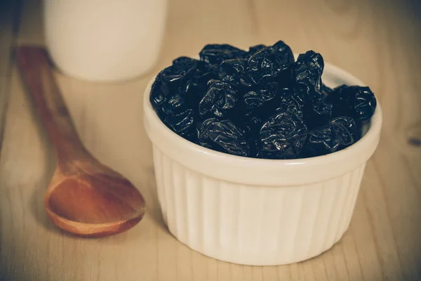 Black raisin or dried grape on wood — Stock Photo, Image