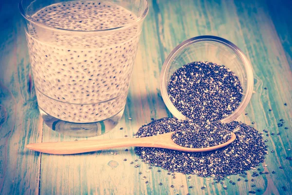 Ernährung Lebensmittel Chai-Samen-Mischung mit Milch . — Stockfoto