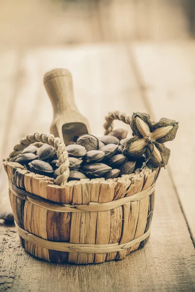 Dried capsule seeds fruit of Sacha Inchi peanut in basket — Stock Photo, Image