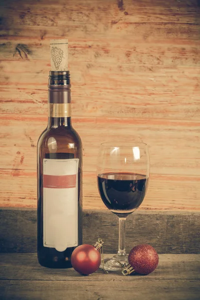Botella de vino con copa — Foto de Stock