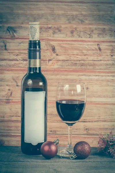 Botella de vino con copa —  Fotos de Stock