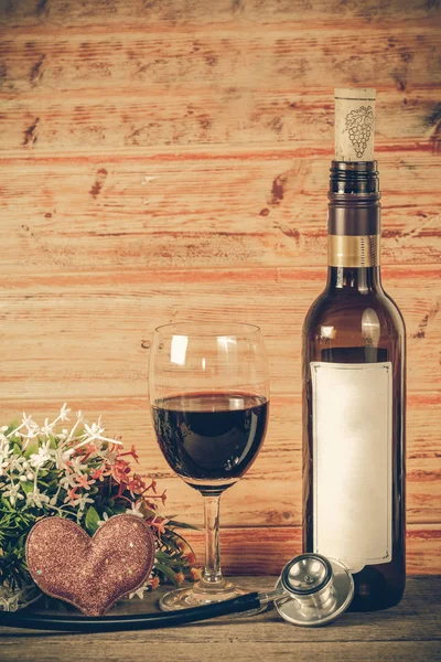 Bottiglia di vino con bicchiere — Foto Stock