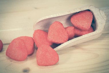 tahta kaşık aşk, Sevgililer sembolü olarak üzerinde kırmızı kalp 