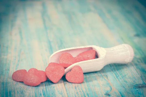 Corazón rojo en cuchara de madera como símbolo de amor, San Valentín — Foto de Stock