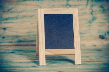 Eski ahşap arka plan üzerinde küçük yazı tahtası