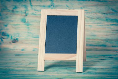 Eski ahşap arka plan üzerinde küçük yazı tahtası