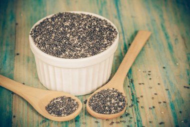 Besleyici chia tohum kase ve bir tahta kaşık