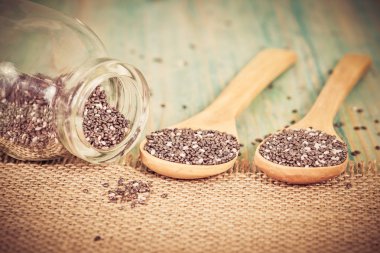 tahta kaşık üzerinde Besleyici chia tohumu