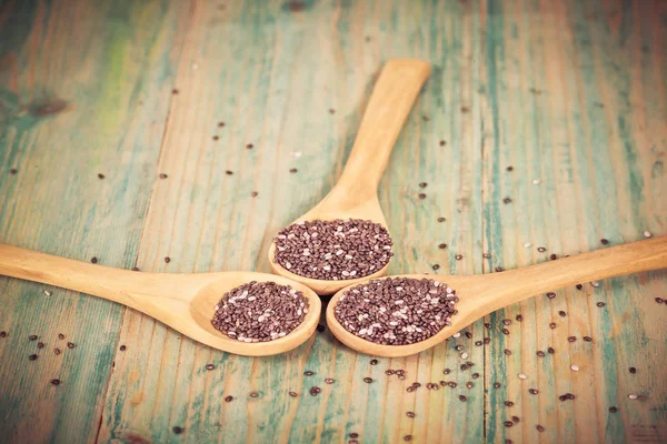 Nahrhafte Chiasamen auf einem Holzlöffel — Stockfoto