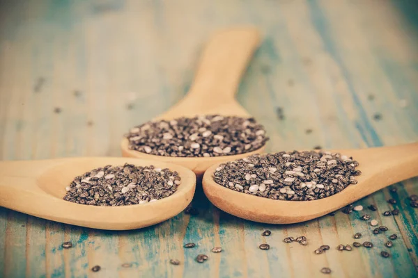 Nahrhafte Chiasamen auf einem Holzlöffel — Stockfoto