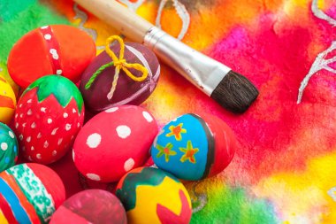 renkli kağıda Paskalya yortusu yumurta 