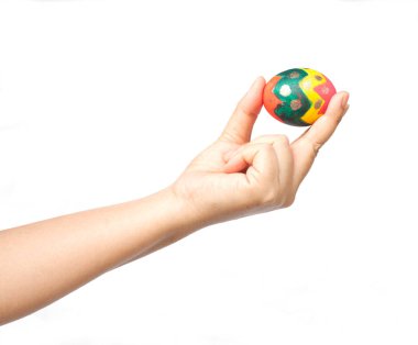 Paskalya yortusu yumurta beyaz üzerinde tutan el