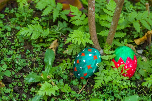 Huevo de pascua en el jardín — Foto de Stock