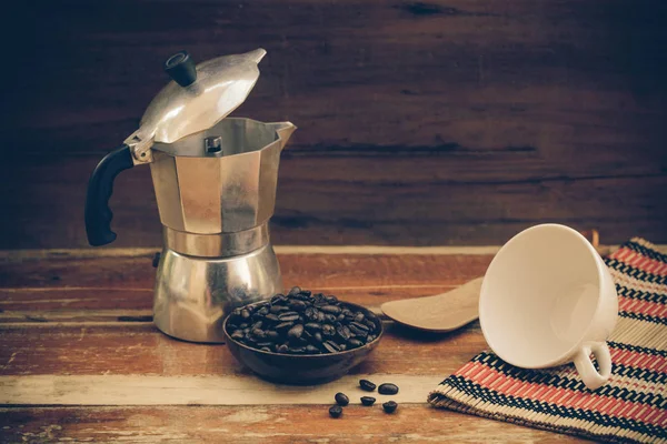 Натюрморт кофейные зёрна и чашки — стоковое фото