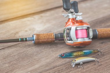 Olta - Baitcasting Reel, kanca ve ahşap ba lures