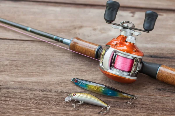 Olta - Baitcasting Reel, kanca ve ahşap ba lures