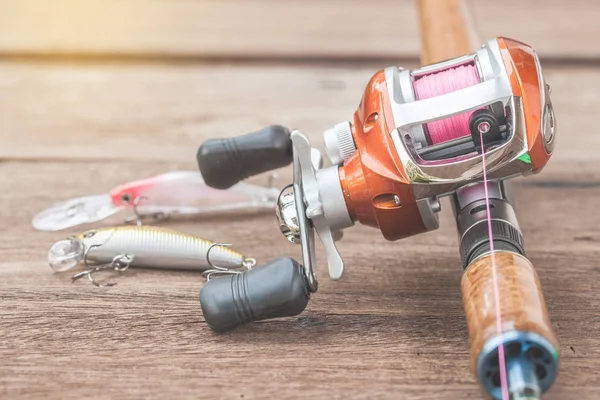 Fishing tackle - Baitcasting Reel, haken en lokt op houten ba — Stockfoto