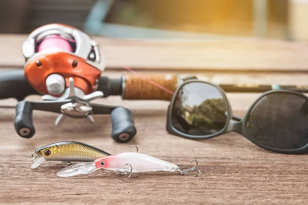 Fishing tackle - Baitcasting Reel, haken en lokt op houten ba — Stockfoto