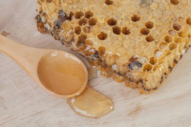 Petek kadar kapatın ve arka plan üzerinde tatlım