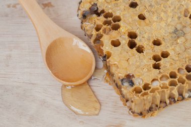 Petek kadar kapatın ve arka plan üzerinde tatlım