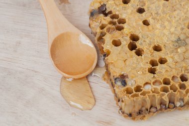 Petek kadar kapatın ve arka plan üzerinde tatlım