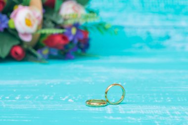 Alyans ahşap üzerine