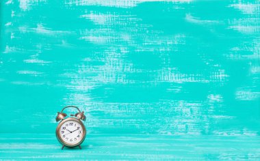 renk ahşap arka plan üzerinde eski çalar saat