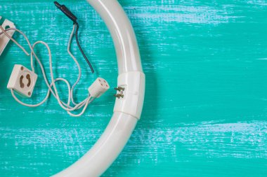 Floresan ışık ve ahşap üzerine araç tamir