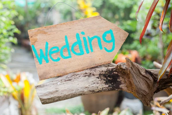 Дерев'яна вивіска з написом на весіллі з фарбою. Вуд-га — стокове фото
