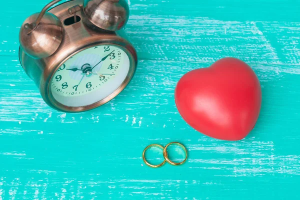 Wedding ring and red heart on wood — Stock Photo, Image