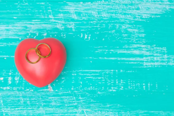 结婚戒指和红色的心，在木头上 — 图库照片