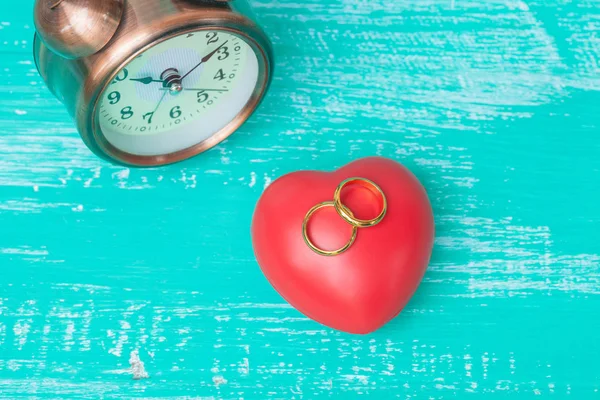 Anillo de boda y corazón rojo en madera — Foto de Stock