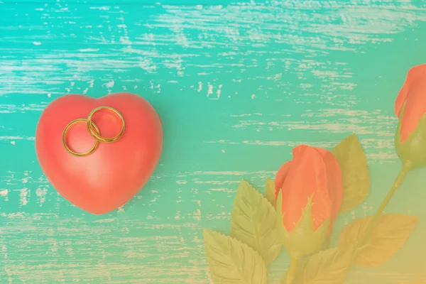 Wedding ring and red heart on wood — Stock Photo, Image